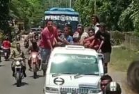 Masyarakat Lembata dan Lomblen Mania mengawal rombongan Perse Ende, Jumat (23/9)