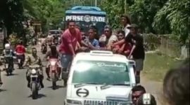 Masyarakat Lembata dan Lomblen Mania mengawal rombongan Perse Ende, Jumat (23/9)