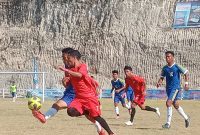 Duel perebutan bola pemain Persim Manggarai dan Persarai Sabu Raijua pada babak 8 besar Liga 3 ETMC XXXI Tahun 2022, Jumat (23/9) di GOR 99 Lewoleba