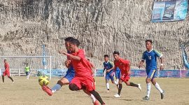 Duel perebutan bola pemain Persim Manggarai dan Persarai Sabu Raijua pada babak 8 besar Liga 3 ETMC XXXI Tahun 2022, Jumat (23/9) di GOR 99 Lewoleba