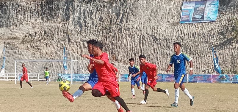 Duel perebutan bola pemain Persim Manggarai dan Persarai Sabu Raijua pada babak 8 besar Liga 3 ETMC XXXI Tahun 2022, Jumat (23/9) di GOR 99 Lewoleba