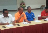 Ketua Panitia Pelaksana Irenius Suciadi (kedua dari kanan) saat konferensi pers di Palm Hotel Lewoleba, Jumat (23/9) malam