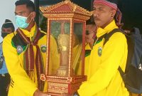 Pemain PS Malaka membawa tropi bergilir ETMC ke Lembata beberapa waktu lalu