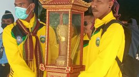 Pemain PS Malaka membawa tropi bergilir ETMC ke Lembata beberapa waktu lalu