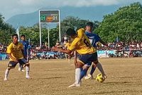 Pemain Persebata Lembata dan Perserond Rote Ndao berebutan bola pada babak semifinal Liga 3 ETMC XXXI Tahun 2022 di GOR 99 Lewoleba, Minggu (25/9)