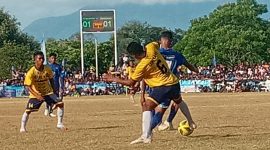 Pemain Persebata Lembata dan Perserond Rote Ndao berebutan bola pada babak semifinal Liga 3 ETMC XXXI Tahun 2022 di GOR 99 Lewoleba, Minggu (25/9)