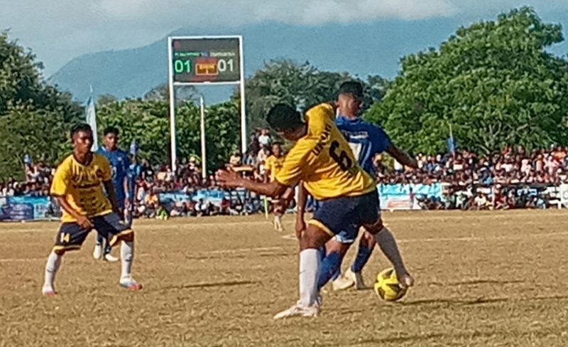 Pemain Persebata Lembata dan Perserond Rote Ndao berebutan bola pada babak semifinal Liga 3 ETMC XXXI Tahun 2022 di GOR 99 Lewoleba, Minggu (25/9)
