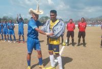 Dua kapten kesebelasan barter ciri khas ada sebelum babak semifinal antara Persebata Lembata dan Perserond Rote Ndao, Minggu (25/9) di GOR 99 Lewoleba