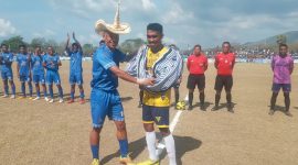 Dua kapten kesebelasan barter ciri khas ada sebelum babak semifinal antara Persebata Lembata dan Perserond Rote Ndao, Minggu (25/9) di GOR 99 Lewoleba