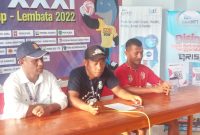 Manajer Perse Ende Yulius Cesar Longa sedang memberikan keterangan pers di Media Center GOR 99 Lewoleba, Senin (26/9)