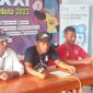 Manajer Perse Ende Yulius Cesar Longa sedang memberikan keterangan pers di Media Center GOR 99 Lewoleba, Senin (26/9)