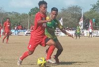 Duel perebutan bola antara pemain Perse Ende dan Persim Manggarai pada laga babal semifinal Liga 3 ETMC XXXI Tahun 2022, Senin (26/9) di GOR 99 Lewoleba