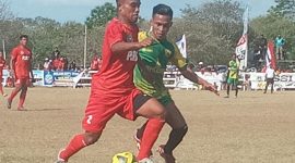 Duel perebutan bola antara pemain Perse Ende dan Persim Manggarai pada laga babal semifinal Liga 3 ETMC XXXI Tahun 2022, Senin (26/9) di GOR 99 Lewoleba