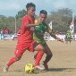 Duel perebutan bola antara pemain Perse Ende dan Persim Manggarai pada laga babal semifinal Liga 3 ETMC XXXI Tahun 2022, Senin (26/9) di GOR 99 Lewoleba