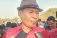 Bupati Ende Djafar Achmad memberikan keterangan kepada wartawan usai menyaksikan laga babak semifinal antara Perse Ende dan Persim Manggarai di GOR 99 Lewoleba, Senin (26/9)