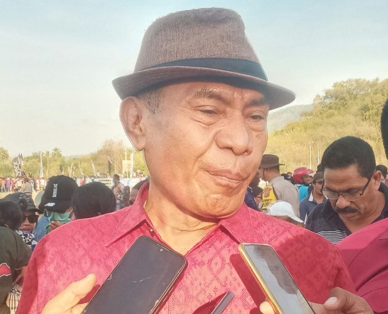Bupati Ende Djafar Achmad memberikan keterangan kepada wartawan usai menyaksikan laga babak semifinal antara Perse Ende dan Persim Manggarai di GOR 99 Lewoleba, Senin (26/9)