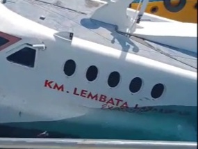 Detik-detik KM Lembata Labalekan Express tenggelam di dermaga Lewoleba, Rabu (28/9) (foto: istimewa)