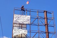 Aksi demo orang tidak dikenal pada papan reklame setinggi kurang lebih 15 meter di Gelora Samador.da Cunha Maumere, Jumat (2/9)