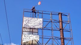 Aksi demo orang tidak dikenal pada papan reklame setinggi kurang lebih 15 meter di Gelora Samador.da Cunha Maumere, Jumat (2/9)