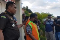 Tim Penyidik Kejari Flotim memperlihatkan salah satu tersangka kasus dana Covid-19 TA 2020, Kamis (15/9) (foto: istimewa)