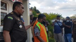 Tim Penyidik Kejari Flotim memperlihatkan salah satu tersangka kasus dana Covid-19 TA 2020, Kamis (15/9) (foto: istimewa)