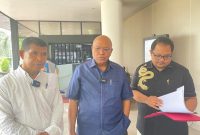 Petrus Selestinus bersama tim kuasa hukum bendahara pembantu pengeluaran BTT sedang berada di Kantor Kejagung RI, Kamis (15/9) (foto: istimewa)