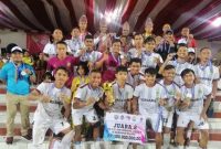 Skuad Persamba Manggarai Barat foto bersama usai menerima piala tetap dan uang pembinaan turnamen ETMC Tahun 2019 di Malaka (foto: istimewa)