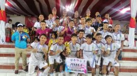 Skuad Persamba Manggarai Barat foto bersama usai menerima piala tetap dan uang pembinaan turnamen ETMC Tahun 2019 di Malaka (foto: istimewa)