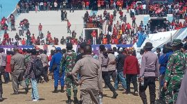 Suasana rusuh saat laga antara Perse Ende dan Perseftim Flotim pada babak 8 besar Liga 3 ETMC XXXI Tahun 2022 di GOR Lewoleba, Jumat (23/9)