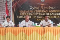 Komisioner KPU Sikka saat Rakor Rekapitulasi Daftar Pemilih Berkelanjutan, Senin (3/10) di Aula Kantor KPU Sikka