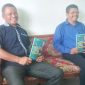 Agustinus Romualdus Heni selaku Ketua Panitia Peluncuran Buku dan Manajer Puskopdit Swadaya Utama Maumere Fransiscus De Fransu memperlihatkan buku Dian Yang Tetap Bercahaya di Kantor Puskopdit Swadaya Utama, Senin (4/10)