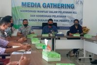 Kepala BPJS Kesehatan Cabang Maumere I Gusti Ngurah Arie Mayanugraha (tengah) sedang membawakan materi 
pelayanan kecelakaan kerja dan lakalantas bagi peserta JKN, Jumat (7/10)
