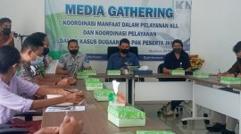 Kepala BPJS Kesehatan Cabang Maumere I Gusti Ngurah Arie Mayanugraha (tengah) sedang membawakan materi 
pelayanan kecelakaan kerja dan lakalantas bagi peserta JKN, Jumat (7/10)