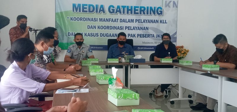 Kepala BPJS Kesehatan Cabang Maumere I Gusti Ngurah Arie Mayanugraha (tengah) sedang membawakan materi 
pelayanan kecelakaan kerja dan lakalantas bagi peserta JKN, Jumat (7/10)