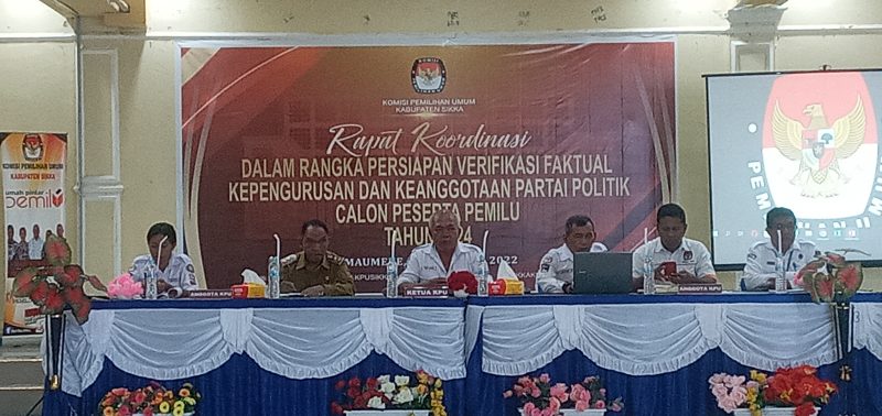 Wakil Bupati Sikka Romanus Woga saat kegiatan Rakor Persiapan Verifikasi Faktual Kepengurusan dan Keanggotaan Parpol Calon Peserta Pemilu Tahun 2024 di Hotel Lokaria Indah, Senin (10/10)