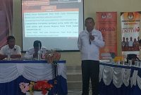 Jufri, Komisioner KPU Sikka yang membidangi Divisi Teknis Penyelenggaraan Pemilu 2024 sedang menjelaskan verifikasi faktual kepengurusan dan keanggotaan di Hotel Lokaria Indah, Senin (10/10)