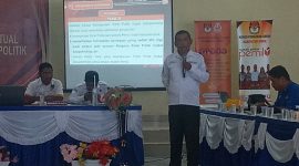 Jufri, Komisioner KPU Sikka yang membidangi Divisi Teknis Penyelenggaraan Pemilu 2024 sedang menjelaskan verifikasi faktual kepengurusan dan keanggotaan di Hotel Lokaria Indah, Senin (10/10)