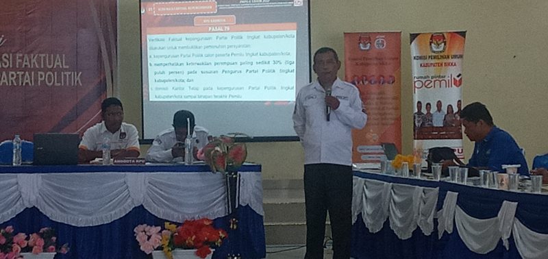 Jufri, Komisioner KPU Sikka yang membidangi Divisi Teknis Penyelenggaraan Pemilu 2024 sedang menjelaskan verifikasi faktual kepengurusan dan keanggotaan di Hotel Lokaria Indah, Senin (10/10)