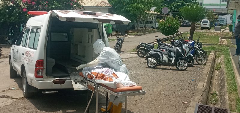 Seorang pasien Covid meninggal pada pertengahan Oktober 2022 lalu, jasadnya dibawa ke ruang jenazah RSUD TC Hillers Maumere
