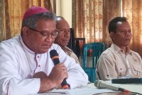Uskup Mamere Mgr Martinus Edwaldus Sedu sedang memberikan keterangan pers kegiatan puncak Sinode II Keuskupan Maumere, Sabtu (23/10) di Aula Puspas