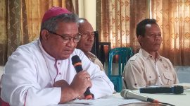 Uskup Mamere Mgr Martinus Edwaldus Sedu sedang memberikan keterangan pers kegiatan puncak Sinode II Keuskupan Maumere, Sabtu (23/10) di Aula Puspas