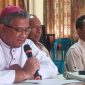 Uskup Mamere Mgr Martinus Edwaldus Sedu sedang memberikan keterangan pers kegiatan puncak Sinode II Keuskupan Maumere, Sabtu (23/10) di Aula Puspas