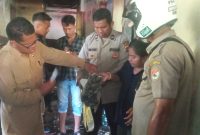 Sebagian tumpukan uang yang berhasil diselamatkan pada peristiwa kebakaran di Desa Takaplager Kecamatan Nita, Selasa (25/10)