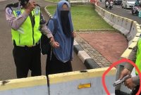 Seorang perempuan bercadar diduga membawa senjata api ditangkap Polisi Lalu Lintas dan anggota Paspampres karena mencoba menerobos masuk ke area Istana Merdeka, Selasa (25/10) pagi (foto: istimewa)