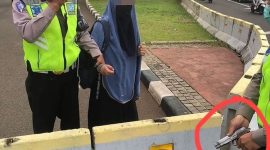 Seorang perempuan bercadar diduga membawa senjata api ditangkap Polisi Lalu Lintas dan anggota Paspampres karena mencoba menerobos masuk ke area Istana Merdeka, Selasa (25/10) pagi (foto: istimewa)