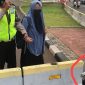 Seorang perempuan bercadar diduga membawa senjata api ditangkap Polisi Lalu Lintas dan anggota Paspampres karena mencoba menerobos masuk ke area Istana Merdeka, Selasa (25/10) pagi (foto: istimewa)