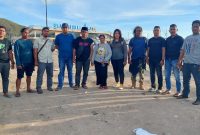 Tim Penyidik Kejari Flotim dan Tim Resmob Polres Flotim pose bersama PLT (paling tengah, pegang air mineral) di Pelabuhan Laut Labuan Bajo, sebelum berangkat menuju Larantuka, Kamis (13/10
