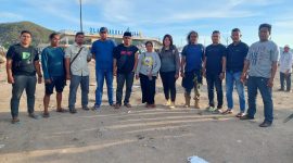 Tim Penyidik Kejari Flotim dan Tim Resmob Polres Flotim pose bersama PLT (paling tengah, pegang air mineral) di Pelabuhan Laut Labuan Bajo, sebelum berangkat menuju Larantuka, Kamis (13/10