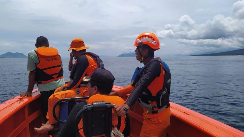 Operasi Tim SAR Gabungan melakukan pencarian korban yang lompat dari KMP Ranaka 