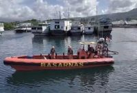 Tim Basarnas Maumere melakukan pencarian korban yang melompat dari KMP Ranaka, Rabu (12/10)